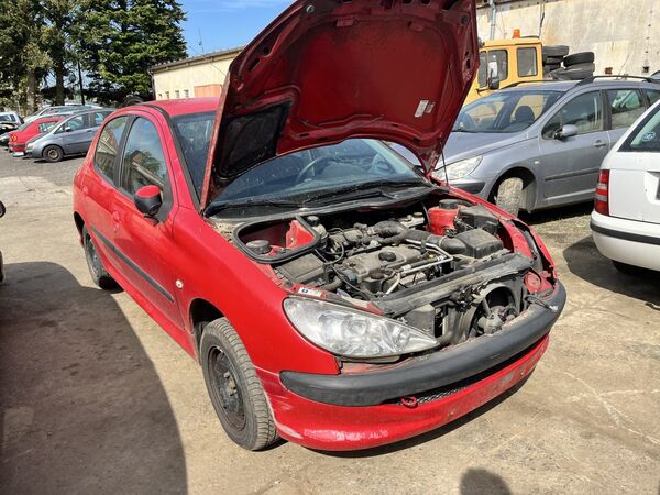 Vozidlo s odkrytým motorovým prostorem