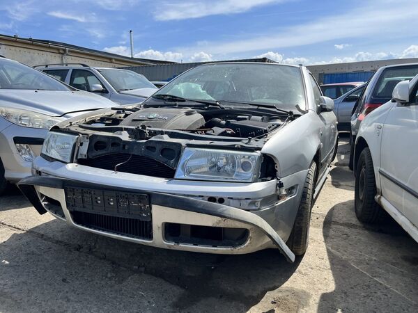 Vykoupený autovrak na ploše provozovny